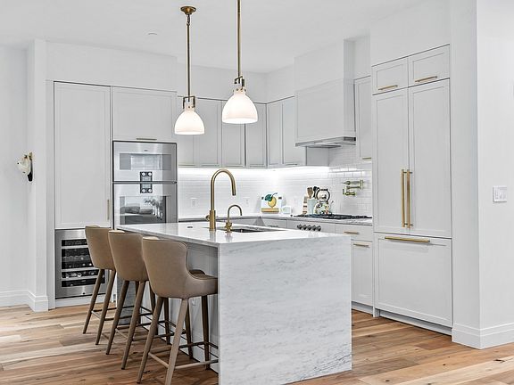 3rd image of 300 Pier 4 Blvd Unit Phr