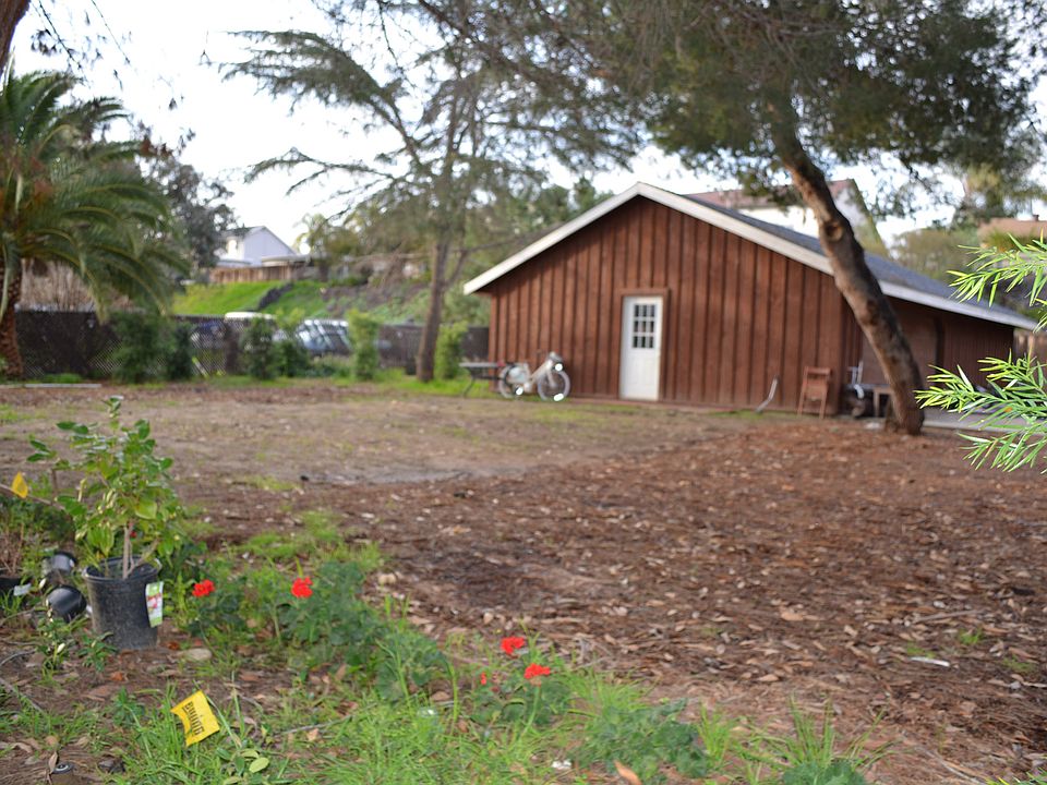 Large level 1/4 acre lot