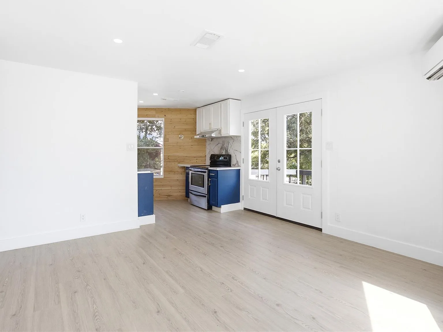 3 bed, 2.0 bath, 1097 sqft, $2,300 — Photo 4
