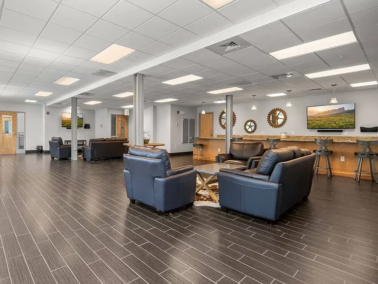 100-york-amenities-interiors-6r