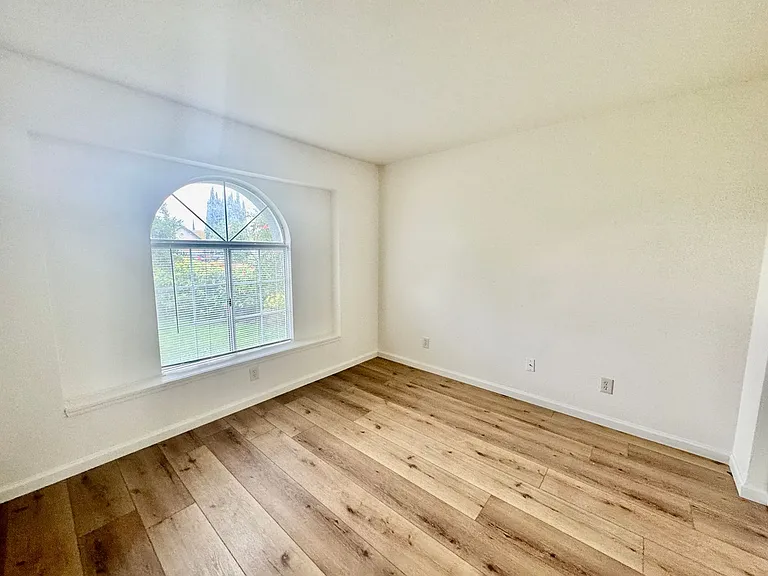 827 Mesa Ct — Photo 8
