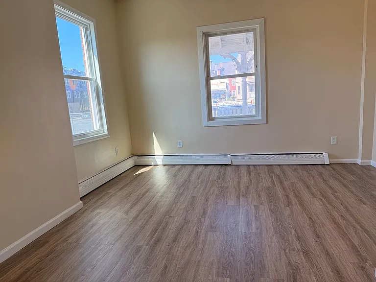 476 Wethersfield Ave — Photo 3