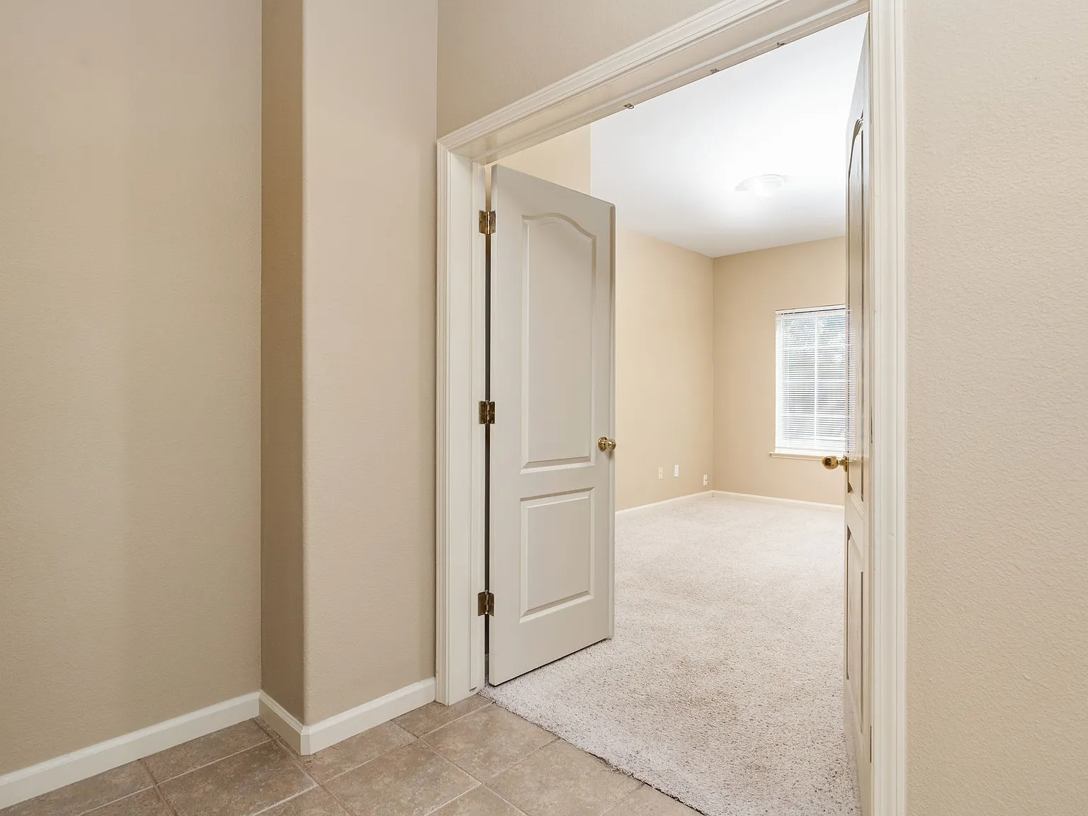 5 bed, 2378 sqft, $2,995 — Photo 4