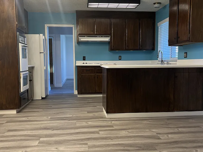 1094 Tara Ct — Photo 12