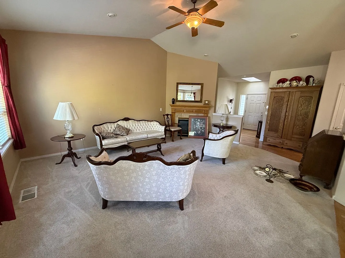 Spacious 4 Bed/ 2.5 Bath Single Family Home - SE Bend — Photo 3