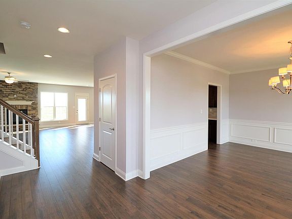 2nd image of 800 Hollyhock Dr