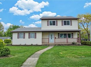 566 Fairway Blvd, Willowick, OH 44095