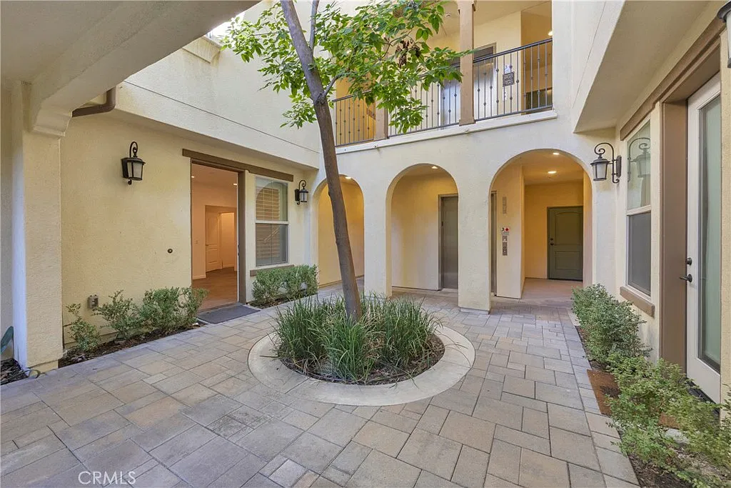 3 bed, 1898 sqft, $4,800 — Photo 1