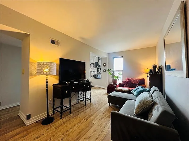 Building Photo - 200 S Millvale Ave #201