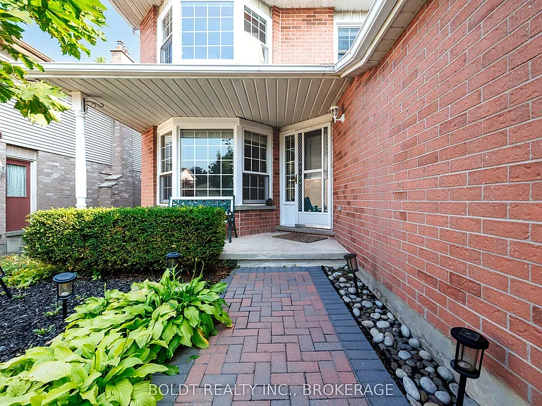 64 Carmine Cres — Photo 3