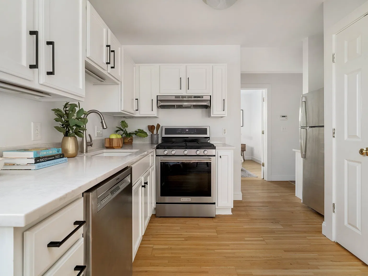 3 bed, 2.0 bath, 825 sqft, $3,900 — Photo 4