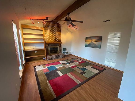 Family room w/ gas fireplace