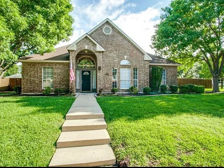 11100 Hermitage Ln — Photo 2