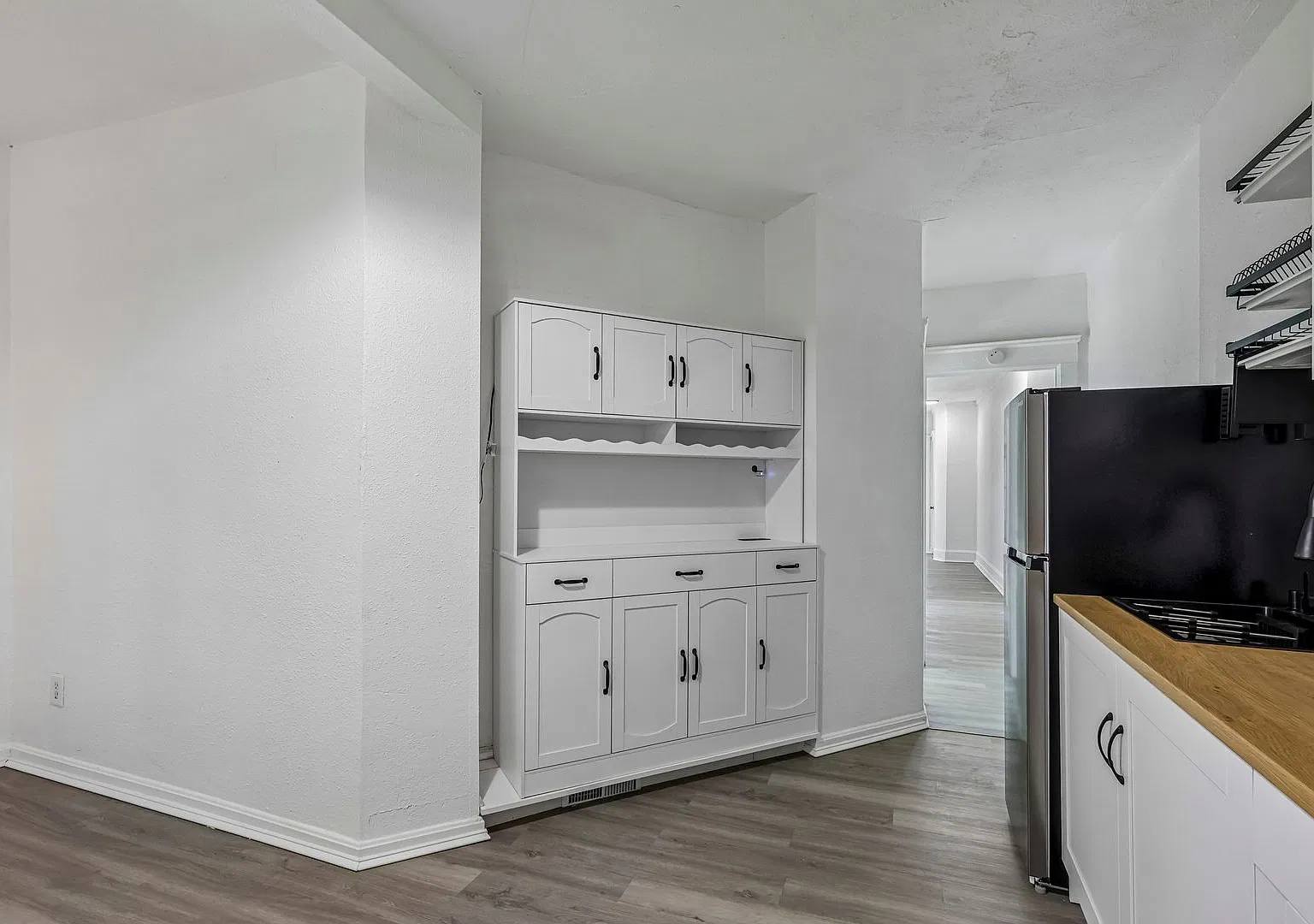 Charming 4-Bedroom Unit in Prime Location — Photo 1