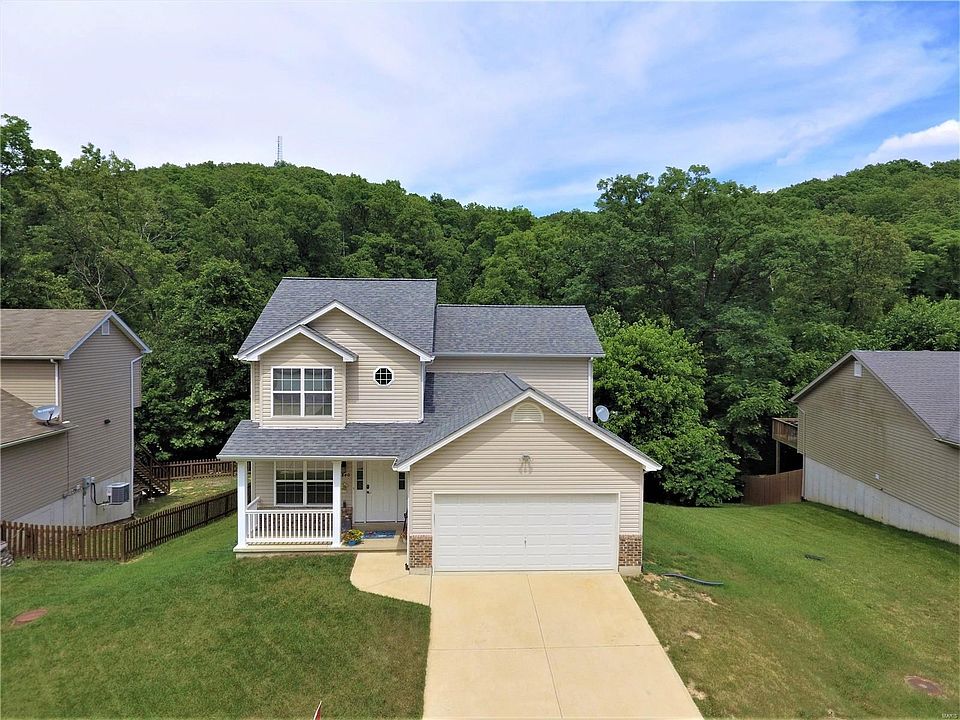 Welcome to 3840 Country Club. The Level front yard, 2 car garage and maintenance free exterior are well maintained, and updated! Security lighting outside the two car garage, new 1-yr old roof.