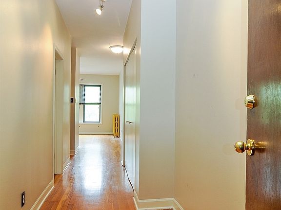 2nd image of 1050 W Catalpa Ave APT 2