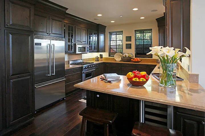 2 bed, 2.0 bath, 2200 sqft, $9,750 — Photo 3