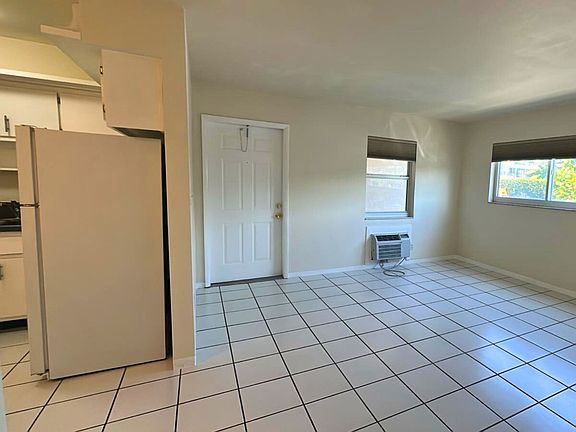 4th image of 909 SE 14th Ct #2