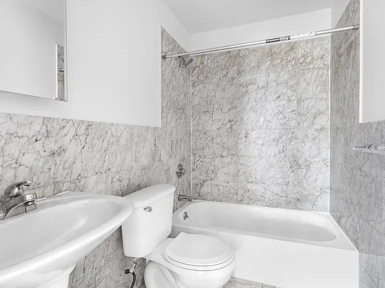 306 W 30th St #4R — Photo 7
