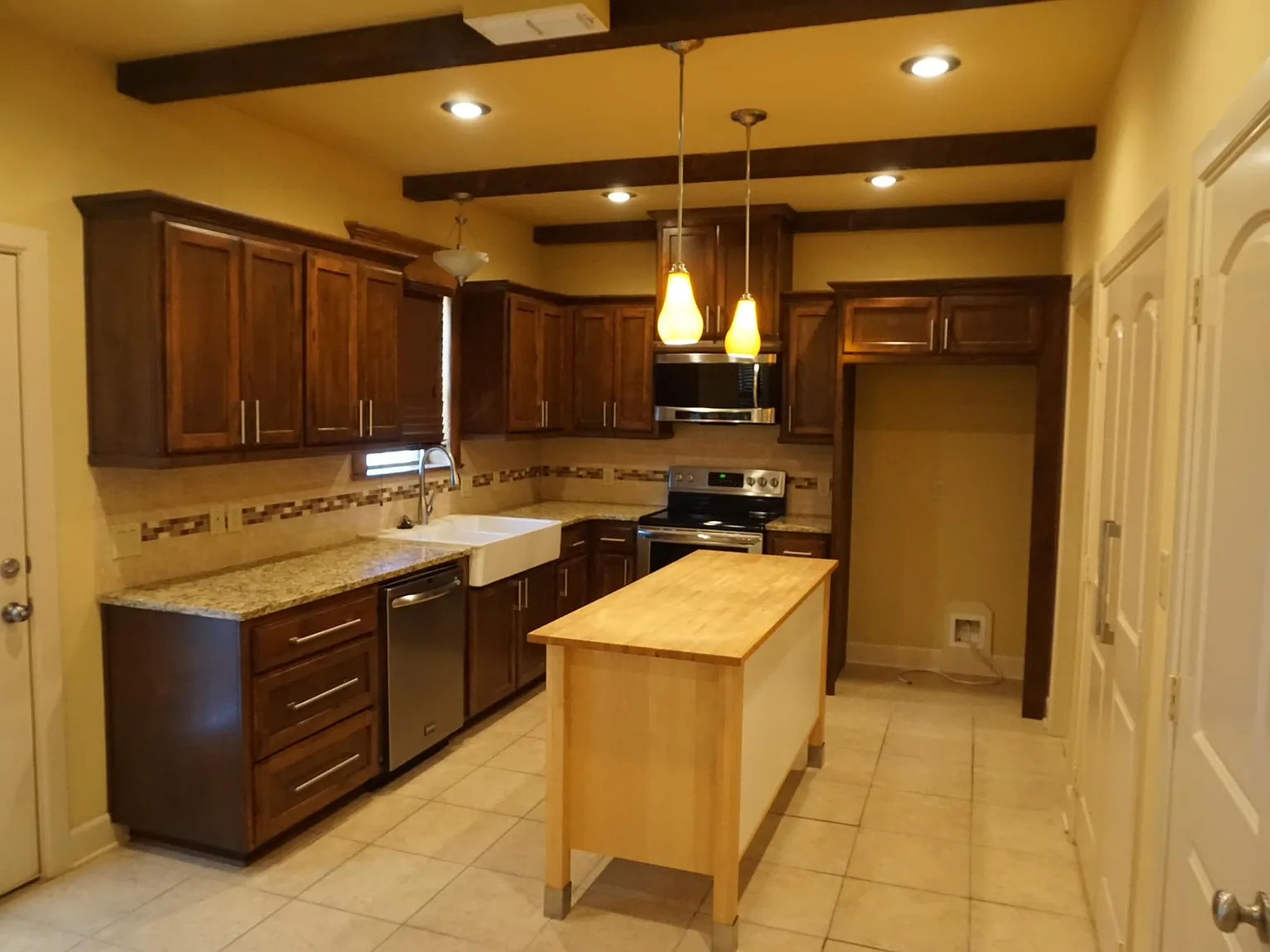 3 bed, 2.5 bath, 1800 sqft, $1,800 — Photo 3