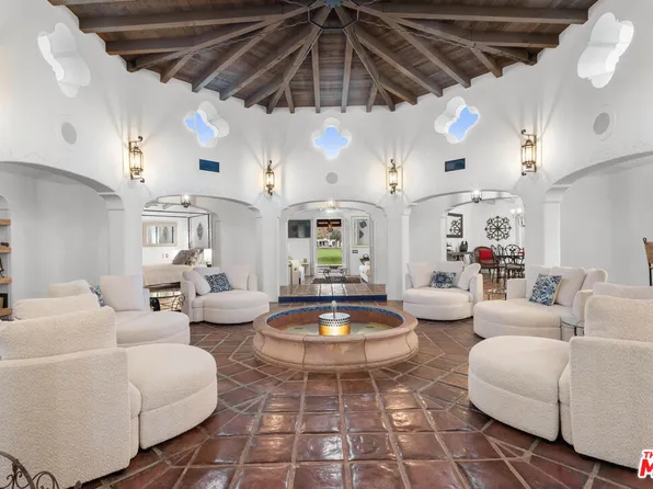 2231 S Caliente Dr, Palm Springs, CA 92264