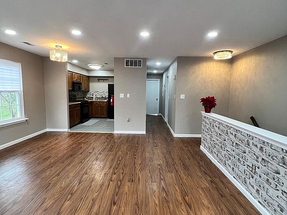 3rd image of 402 Lindsley Ct