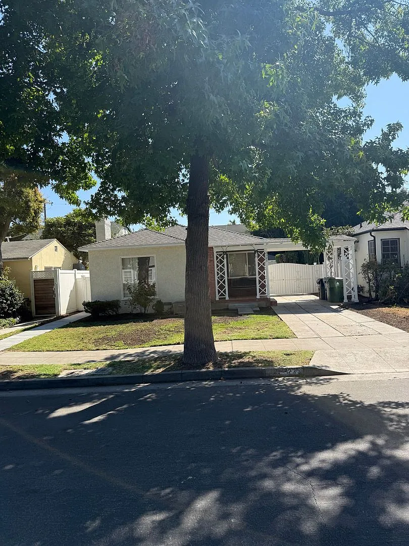 Charming 3 bedroom, 2 bathroom Traditional home in the highly desirable Rancho Park / West Los An... — Photo 2