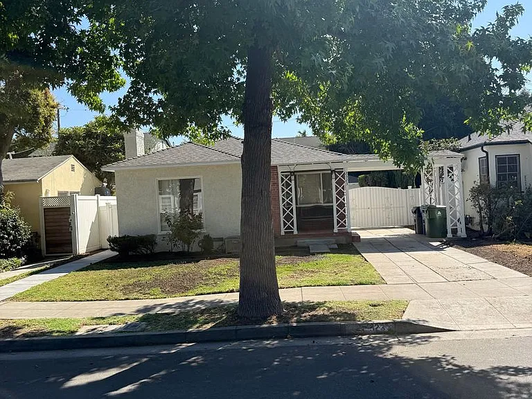 2523 S Bentley Ave — Photo 2