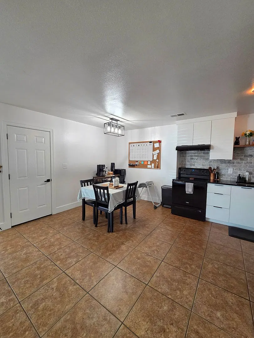 207 E Marietta Ct — Photo 3