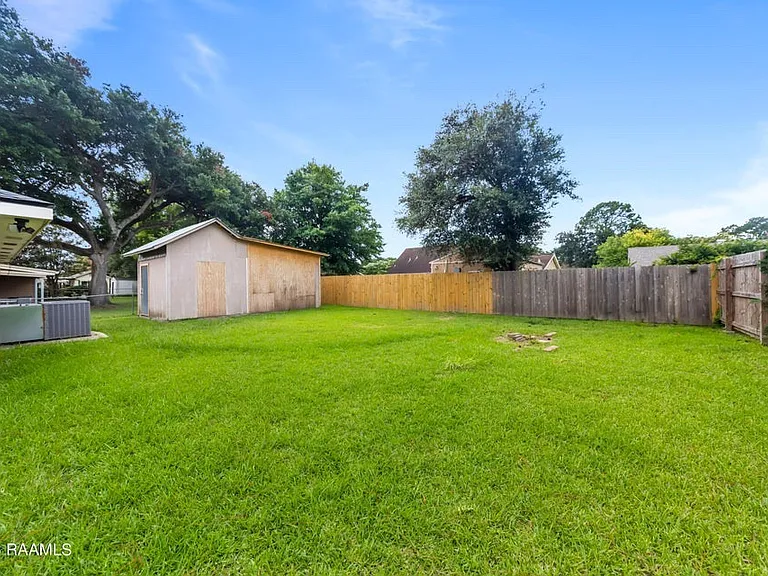 222 Maplewood Dr — Photo 12