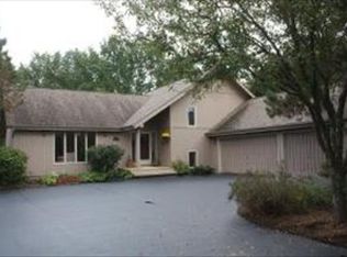 5809 Shadowood Dr, Crystal Lake, IL 60012