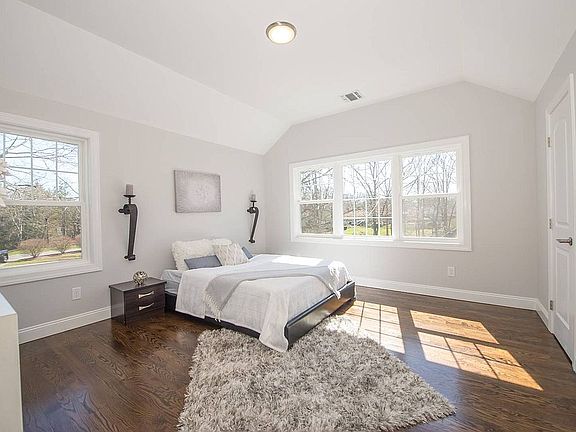 4th image of 263 Helme Ave