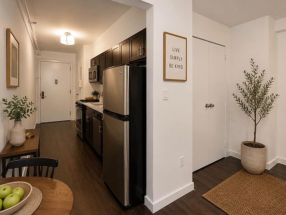 3rd image of 140 W 19th St