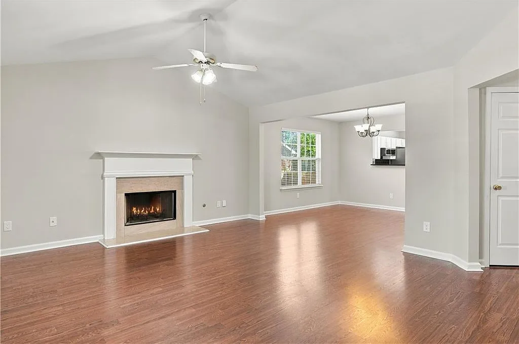 3 bed, 2.0 bath, 1443 sqft, $2,300 — Photo 3