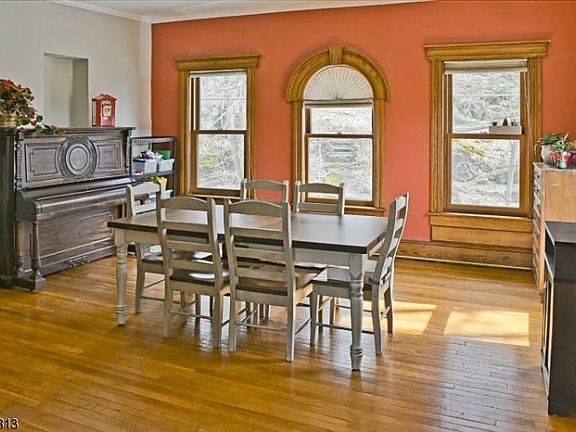 4th image of 50 Diller Ave