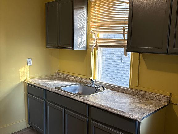 5th image of 165 Louise St