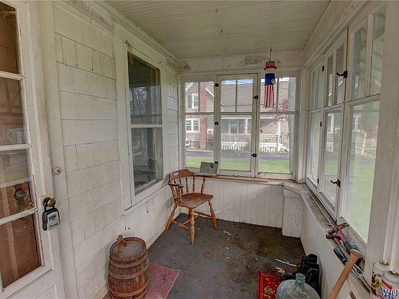 5th image of 143 Franklin St