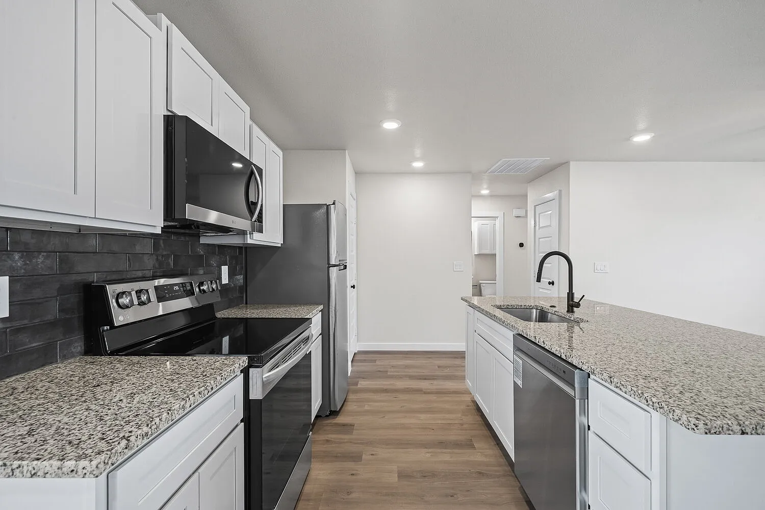 3 bed, 2.0 bath, 1200 sqft, $1,550 — Photo 4