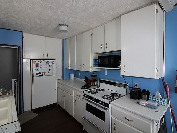 3rd image of 2202 W 9th St