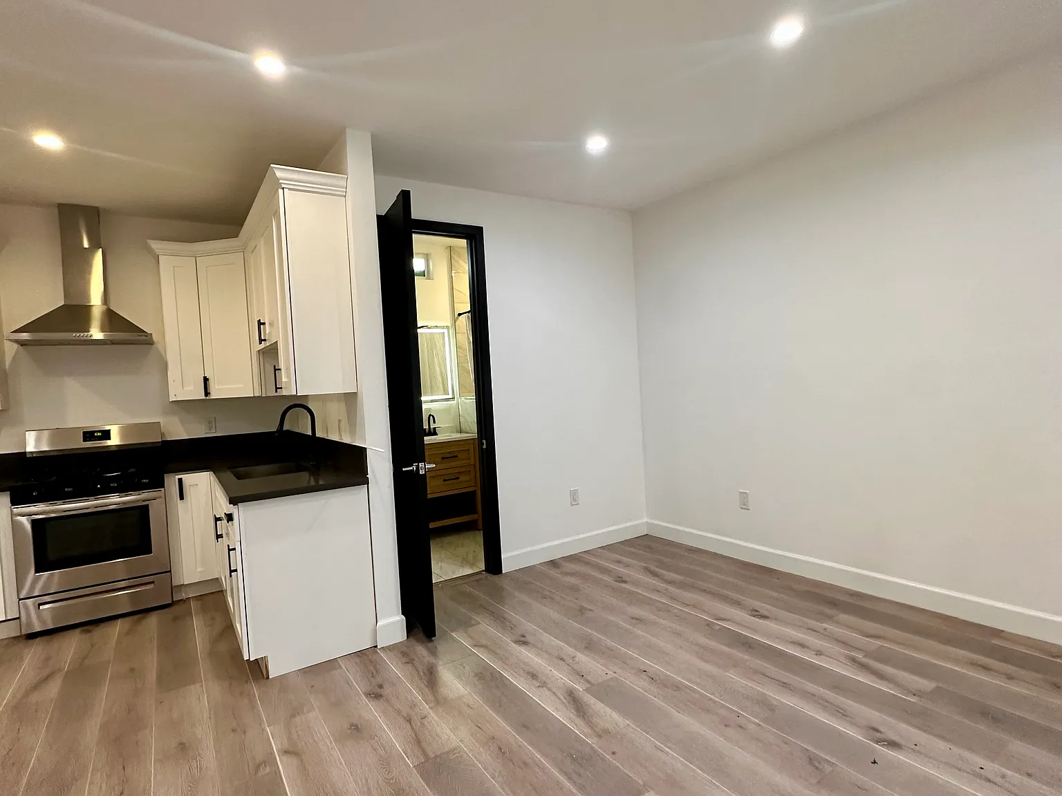 Studio, 400 sqft, $1,950 — Photo 1