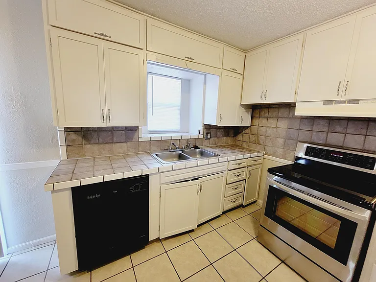 1744 S Lark Ln — Photo 9