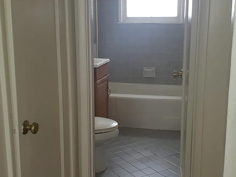 610 Holbrook Dr — Photo 4