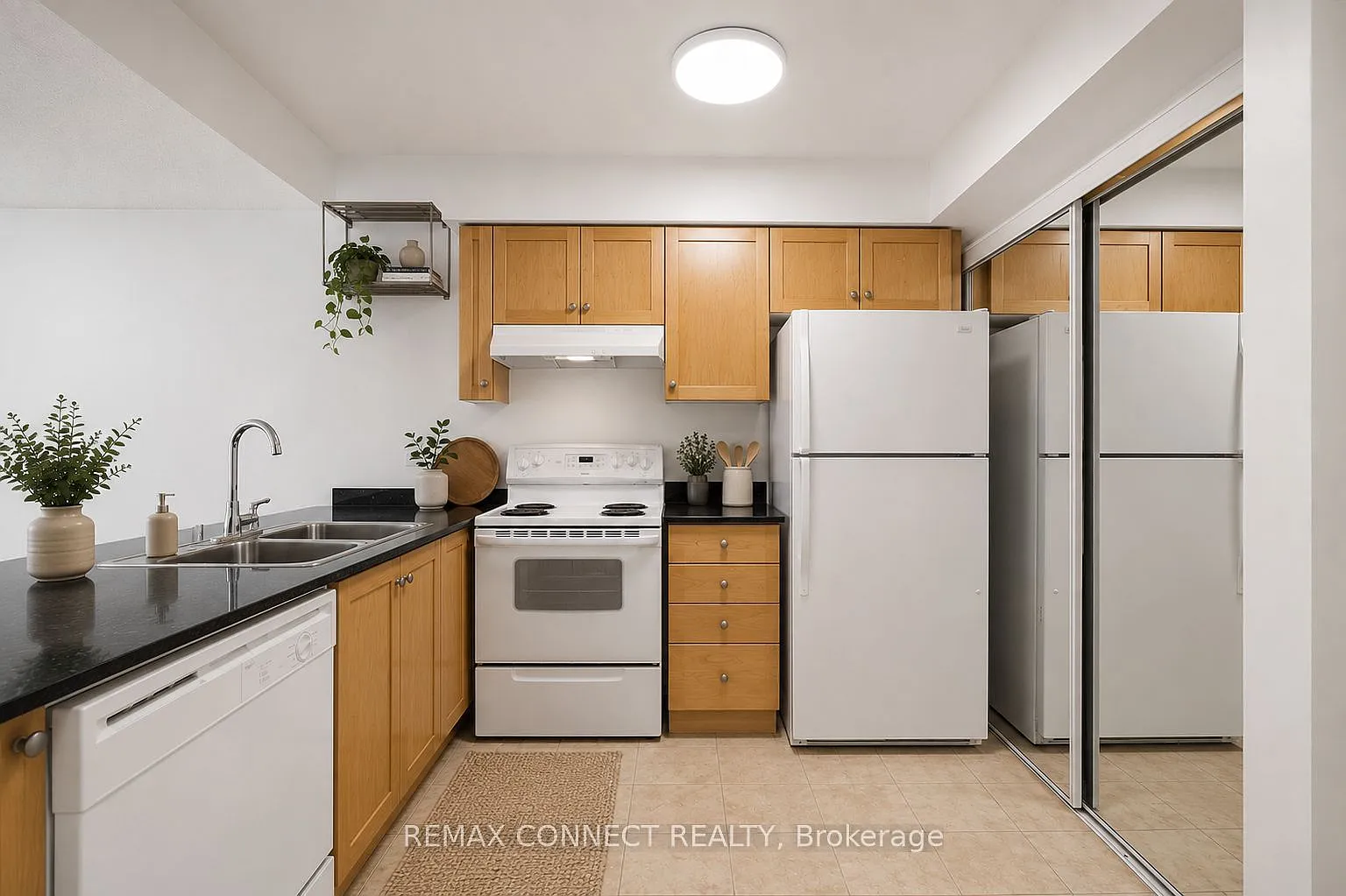 313 Richmond St E — Photo 4