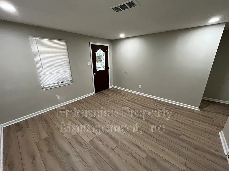 4 bed, 1.0 bath, 1125 sqft, $1,250 — Photo 2