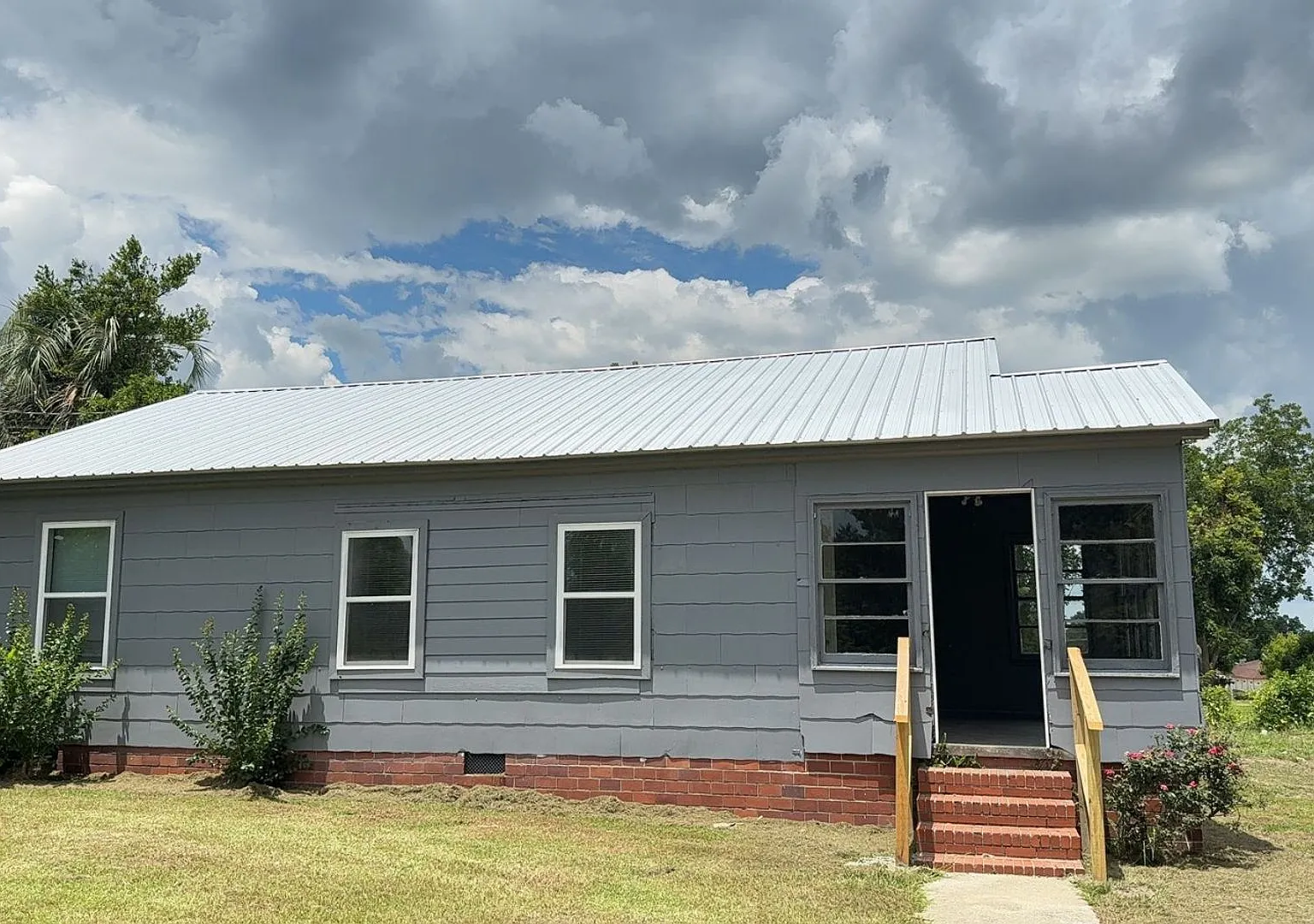 2 Bed 1 Bath House — Photo 1