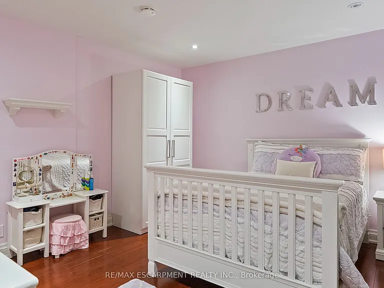 615 Vanessa Cres — Photo 24
