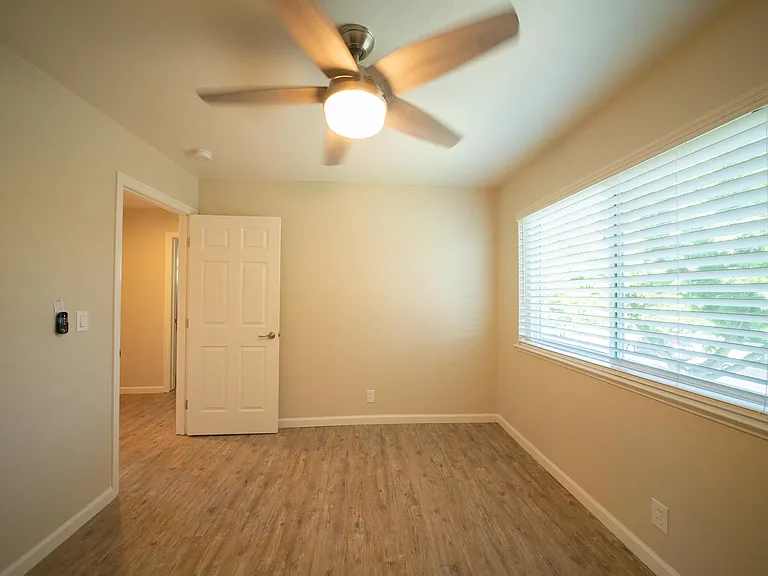 1695 Whitwood Ln #4 — Photo 11