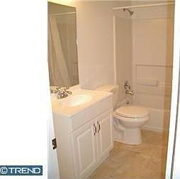 4th image of 2803 W Oakland Dr