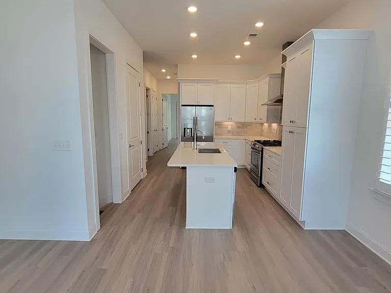 111 Pearl St — Photo 5