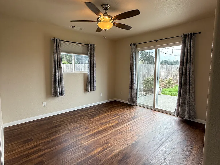 1079 Hilltop Dr — Photo 6